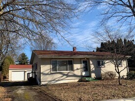3962 Lake Rd in Youngstown, OH - Building Photo