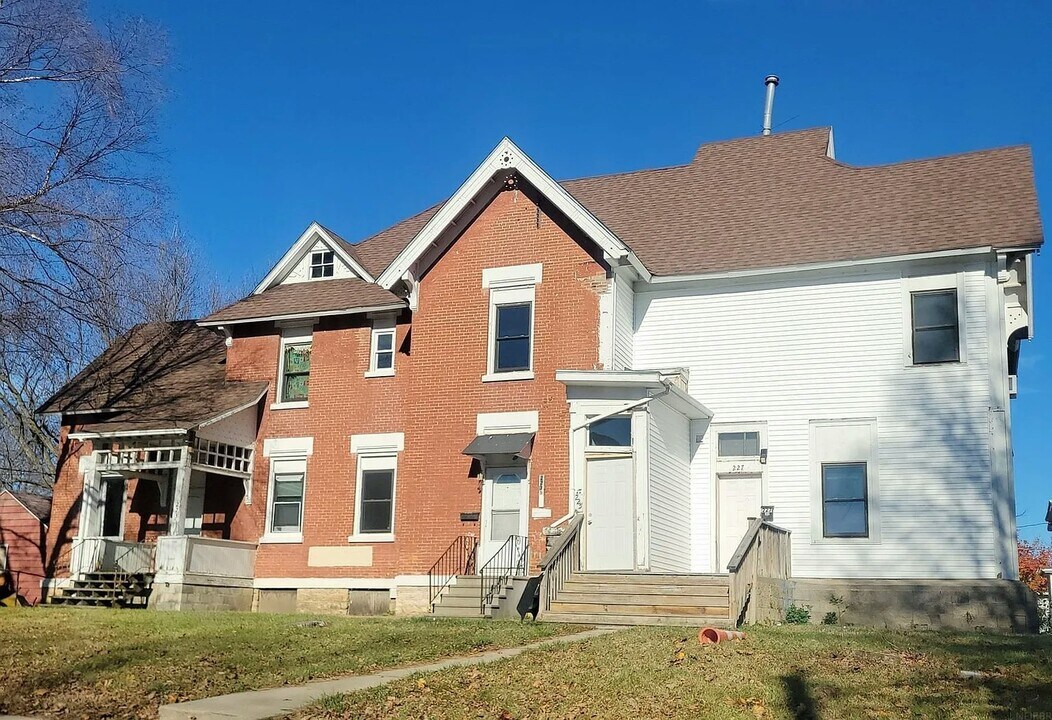 227 Allen St in Waterloo, IA - Building Photo
