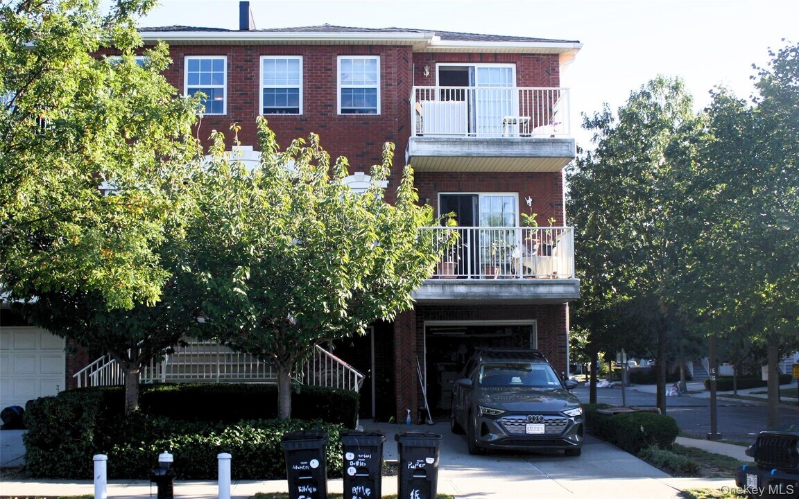 122-16 Powell Cove Blvd in Queens, NY - Building Photo