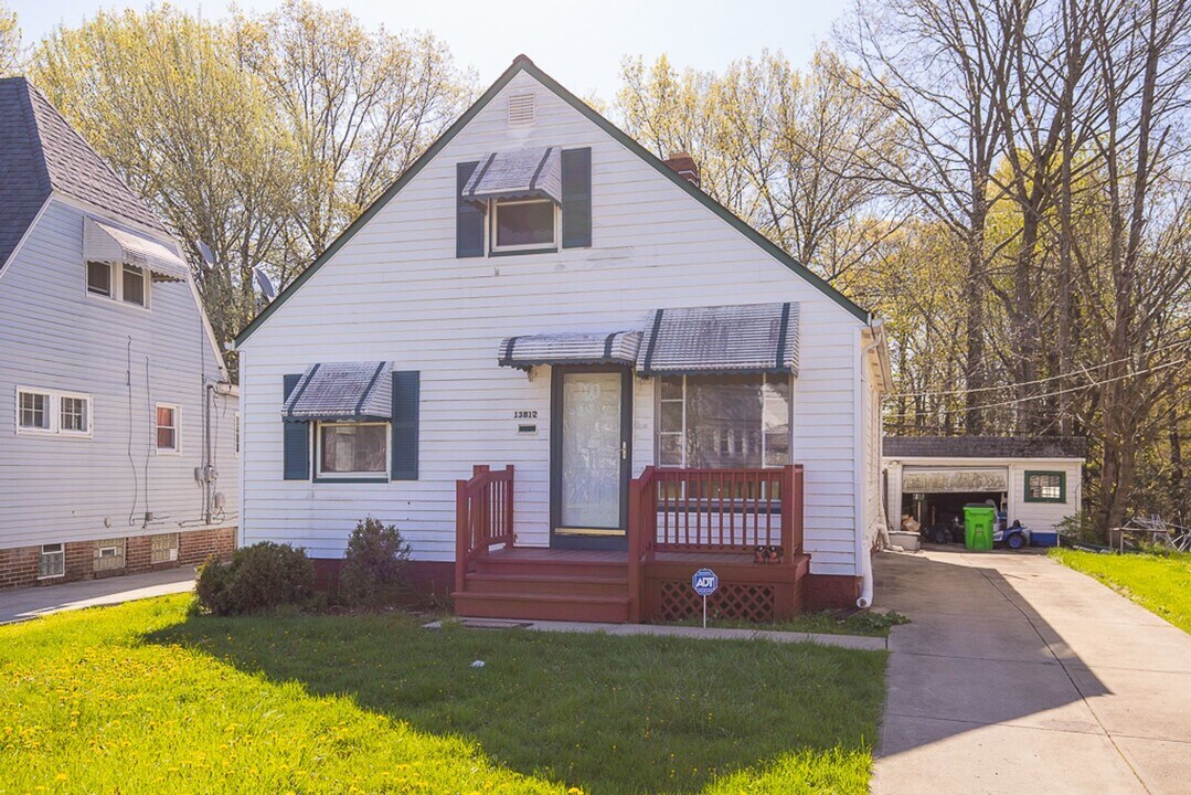 13812 Alvin Ave in Garfield Heights, OH - Foto de edificio