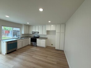 5759 Cherry Ridge Dr in Camarillo, CA - Building Photo - Building Photo