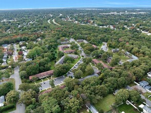 180 Newbrook Ln in Bay Shore, NY - Building Photo - Building Photo