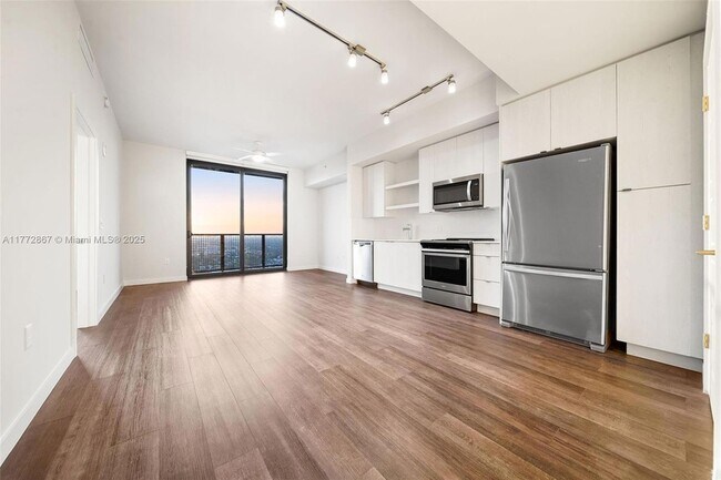 555 NE 8th St, Unit PH2405 in Fort Lauderdale, FL - Building Photo - Building Photo