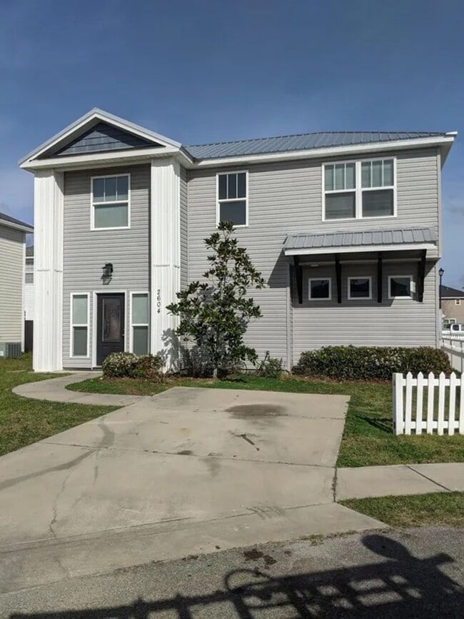 property at 2604 Laurel Dr