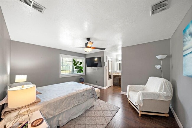 21314 4 Oaks Dr in Houston, TX - Building Photo - Building Photo