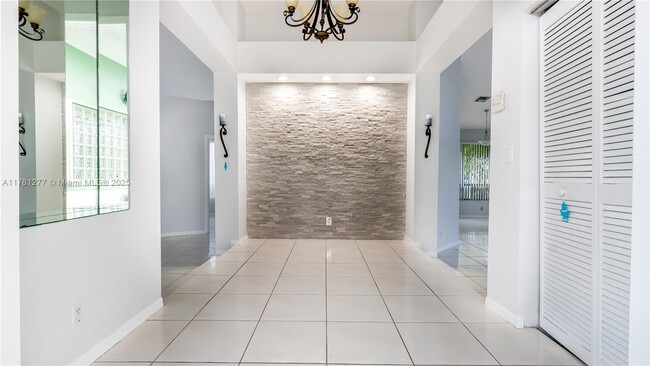 1061 Bel Aire Dr E in Pembroke Pines, FL - Building Photo - Building Photo