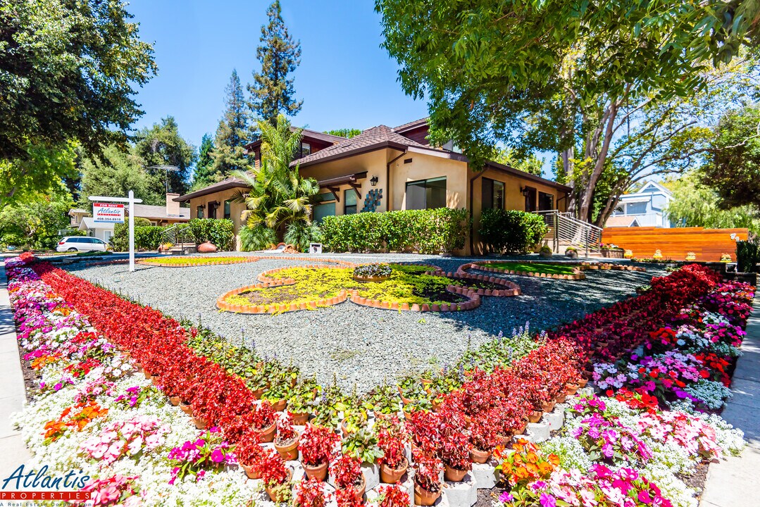 715 Everett Ave in Palo Alto, CA - Building Photo