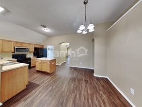 10437 Manhassett Dr in Fort Worth, TX - Building Photo - Building Photo