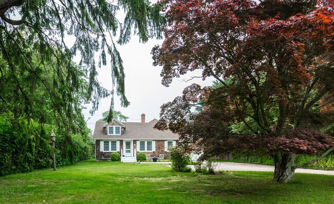 40 Meadow Way in East Hampton, NY - Building Photo - Building Photo