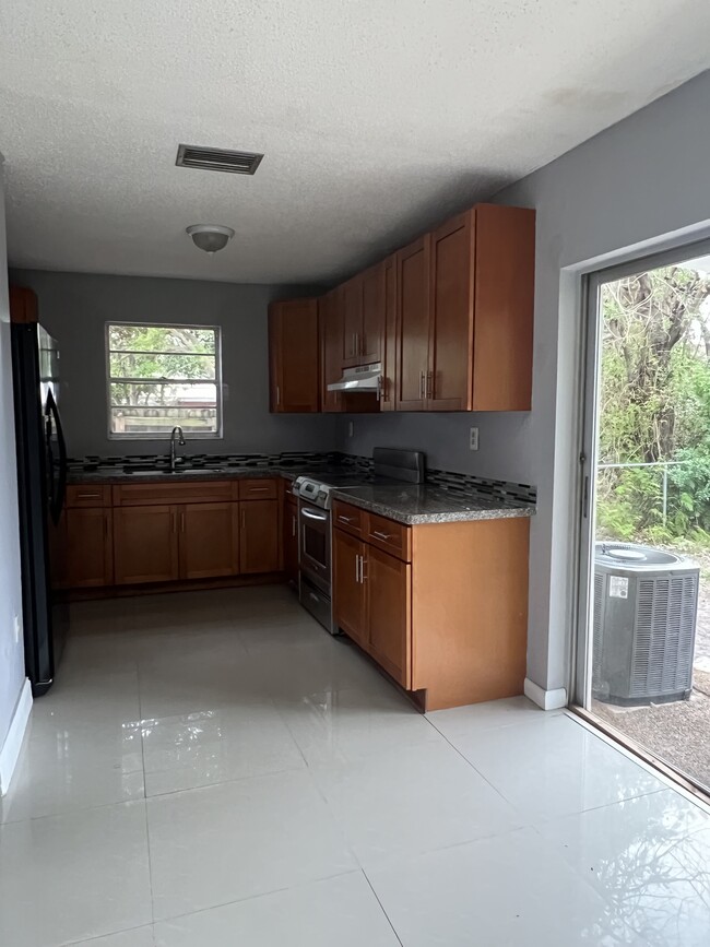 147 NE 168th St in North Miami Beach, FL - Building Photo - Building Photo