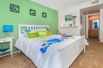 3040 E Shea Blvd in Phoenix, AZ - Building Photo - Building Photo