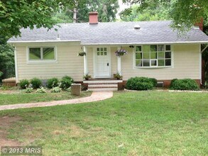 731 Miller Ave in Great Falls, VA - Building Photo - Building Photo