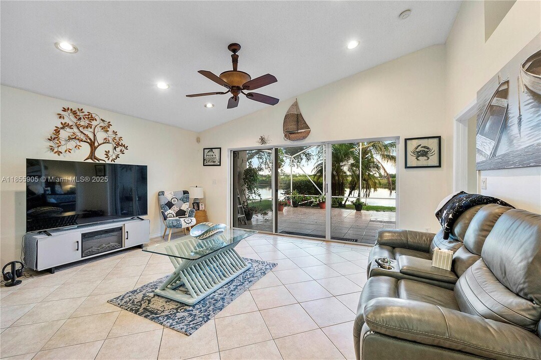 11851 SW 7th St in Pembroke Pines, FL - Foto de edificio