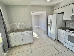 1302 W Halstead Dr in Phoenix, AZ - Building Photo - Building Photo