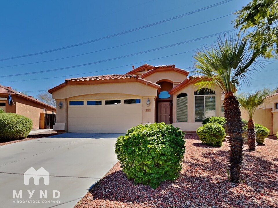 2927 E Whispering Wind Dr in Phoenix, AZ - Building Photo