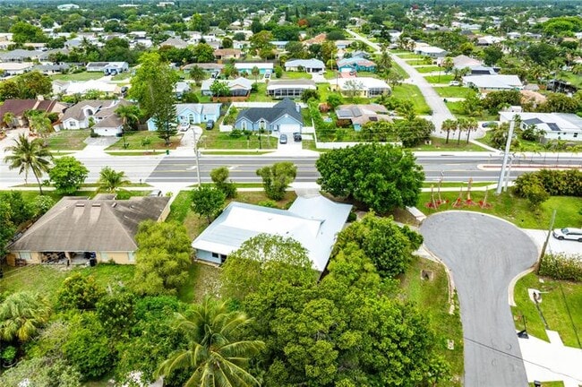 property at 2041 SE Floresta Dr