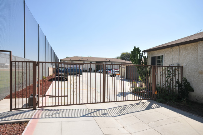 15522 Woodruff Ave. in Bellflower, CA - Foto de edificio - Building Photo
