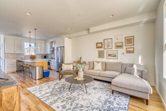 516 NE 56th Ave in Portland, OR - Building Photo - Building Photo