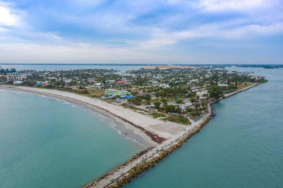 1771 Gulfstream Ave in Fort Pierce, FL - Foto de edificio