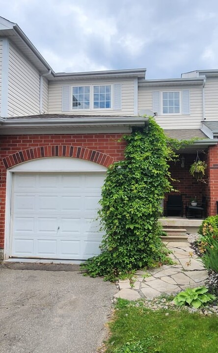 53 Pickett Cres in Barrie, ON - Building Photo