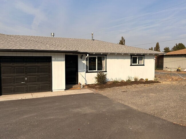 21124 SE Reed Market Rd in Bend, OR - Building Photo - Building Photo