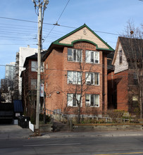 172 Carlton St in Toronto, ON - Building Photo - Building Photo