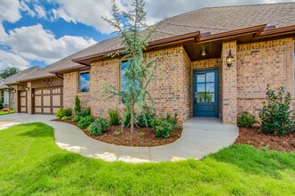 2701 Hermoso Cir in Edmond, OK - Foto de edificio - Building Photo