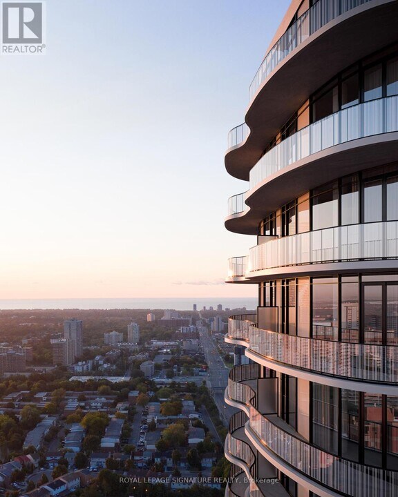 1 Fairview Rd E in Mississauga, ON - Building Photo