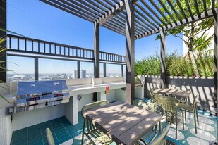 11 NE 6th St in Miami, FL - Building Photo