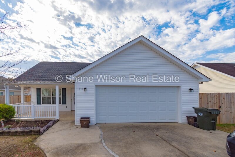 216 Periwinkle Way in Dalton, GA - Building Photo