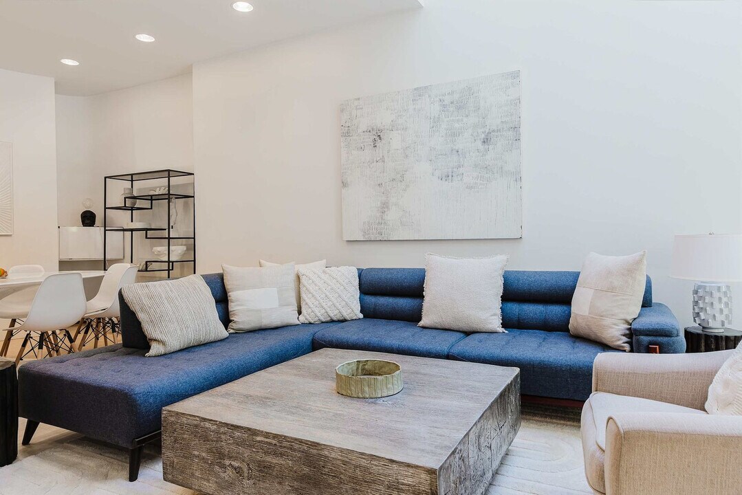 323 E 51st St in New York, NY - Building Photo