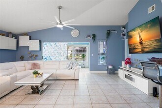 713 Manchester Woods Dr in Sun City Center, FL - Building Photo - Building Photo
