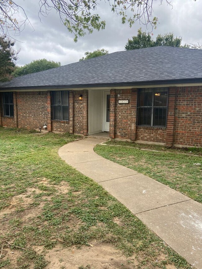 2213 Meadow Lake Dr in Grand Prairie, TX - Building Photo - Building Photo