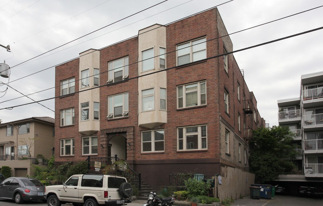 Carlyle Apartments in Seattle, WA - Building Photo