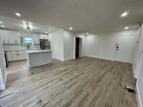 4725 NW 7th St in Miami, FL - Building Photo - Building Photo