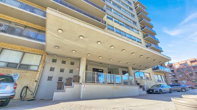 2500 Bathurst Street Apartments in Toronto, ON - Building Photo - Building Photo