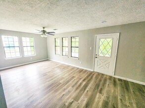 305 Red Haven Dr in Highlands, TX - Building Photo - Building Photo