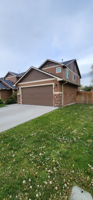 property at 1122-1122 SW Mayflower