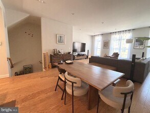 12305 W Oaks Dr in Fairfax, VA - Building Photo - Building Photo