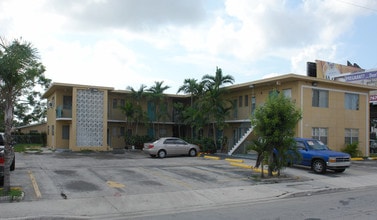 2979 S Douglas Rd in Miami, FL - Foto de edificio - Building Photo