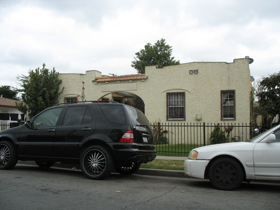 1211 E 71st St in Los Angeles, CA - Building Photo