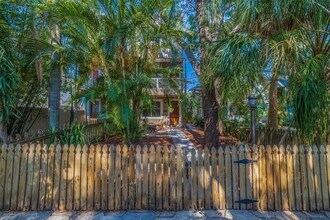 330 Lang Ct N in St. Petersburg, FL - Building Photo - Building Photo