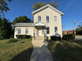 402 Joliet St in West Chicago, IL - Building Photo