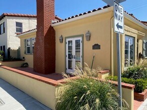 1231 W Bay Ave-Unit -FRONT in Newport Beach, CA - Building Photo - Building Photo