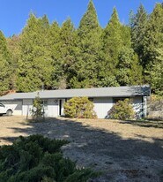 555 Hamlin Dr in Canyonville, OR - Building Photo
