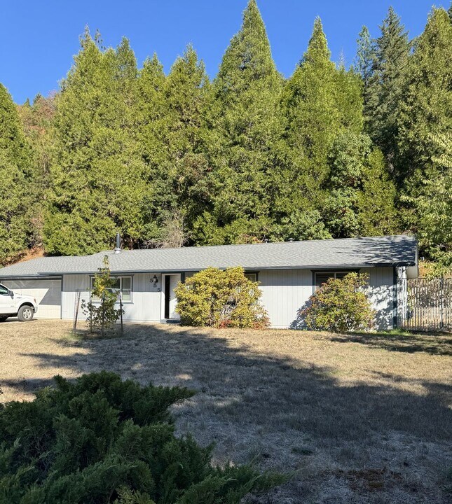 555 Hamlin Dr in Canyonville, OR - Building Photo