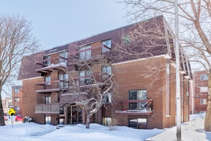 678 Du Trait-Carré Ch in Laval, QC - Building Photo