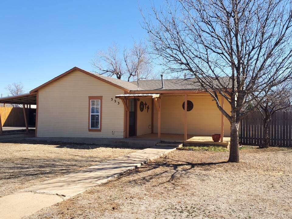 323 S Grain Ave in Crosbyton, TX - Building Photo