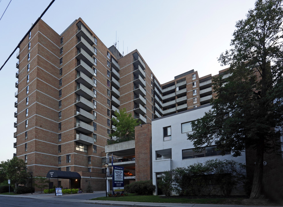 Riverton Park in Ottawa, ON - Building Photo