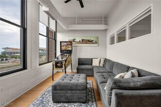 1133 W 9th St in Cleveland, OH - Building Photo - Building Photo